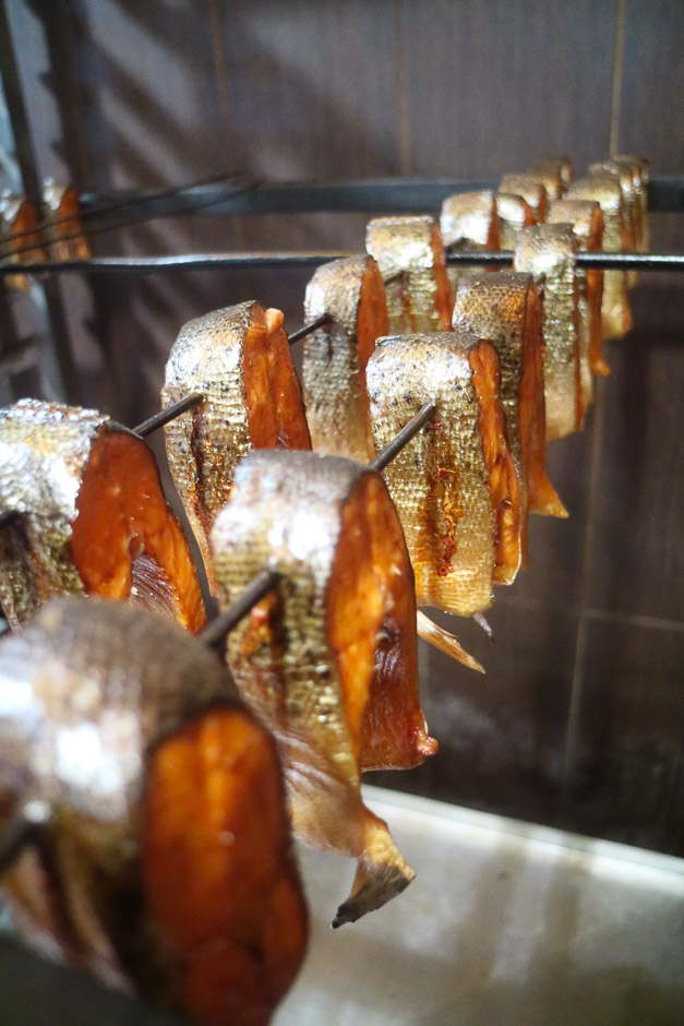 Nahaufnahme Räucherfisch Lachsfilet mit Haut glänzend auf Räucherwagen bei Fischräucherei Franke in Bremerhaven Foodbild © Thomas Sixt