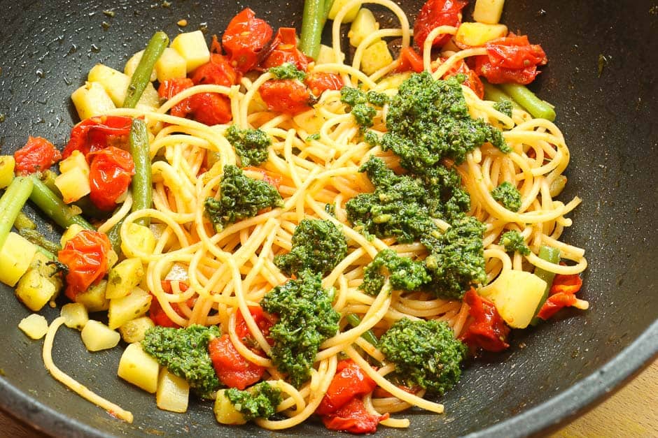 Nudeln mit Pesto und Gemüse, Pasta Spaghetti lecker gekocht 