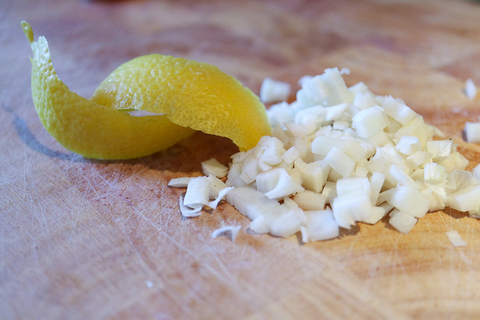 Knoblauchwürfel und Zitronenschale für Gulasch