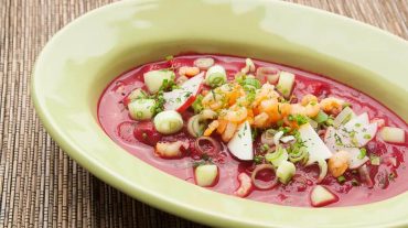 Die bekannte Bortsch ist eine rote Rüben Suppe aus Osteuropa, wird in Russland und in der Ukraine traditionell zubereietet.