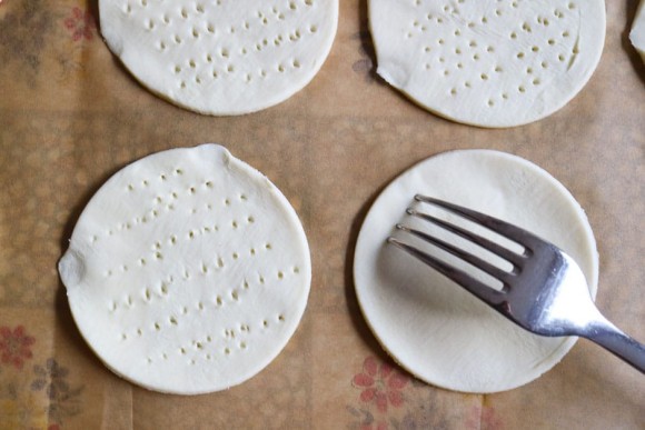 Blätterteig für Tarte rund ausstechen und mit der Gabel einstechen