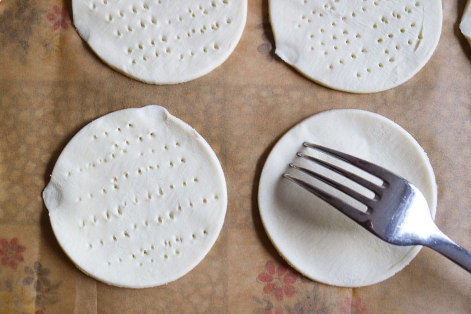 Blätterteig für Tarte rund ausstechen und mit der Gabel einstechen