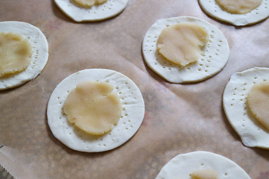 Für Tarte marzipan dünn auf den Blätterteig legen