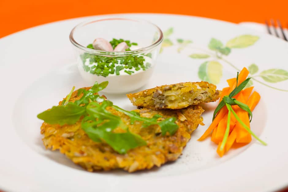 Reibekuchen serviert mit Gemüse und Schnittlauchsoße. Ein köstliches vegetarisches Gericht. Foodbild Food Fotograf ©Thomas Sixt