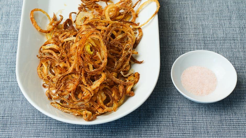 Frittierte, Knusprige Zwiebelringe für den Zwiebelrostbraten vorbereitet.