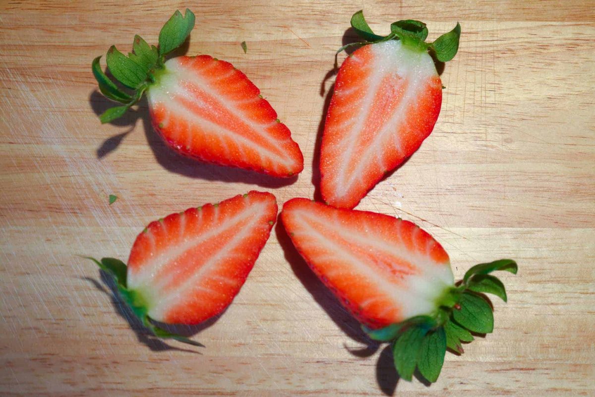 Frische Erdbeeren für das Erdbeerrisotto vorbereiten