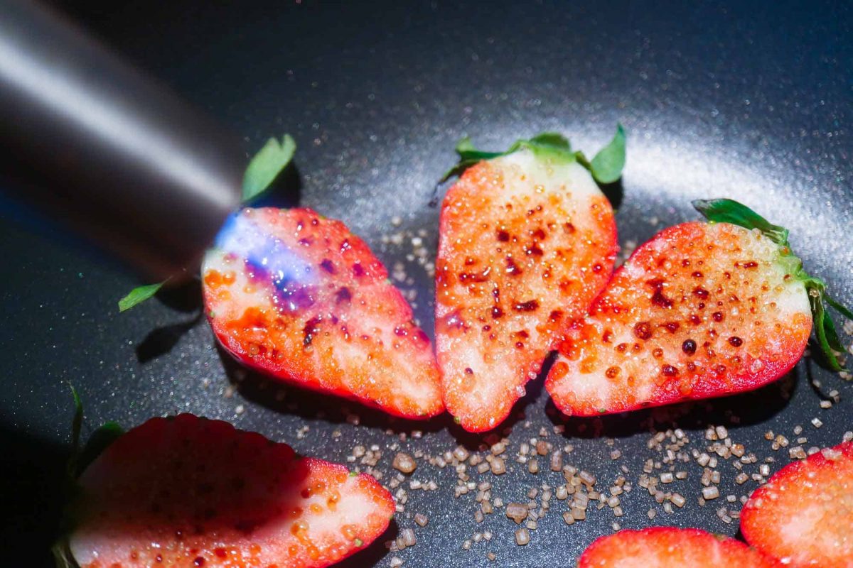 Erdbeeren in der Pfanne karamellisieren.