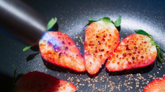 Erdbeeren in der Pfanne karamellisieren.