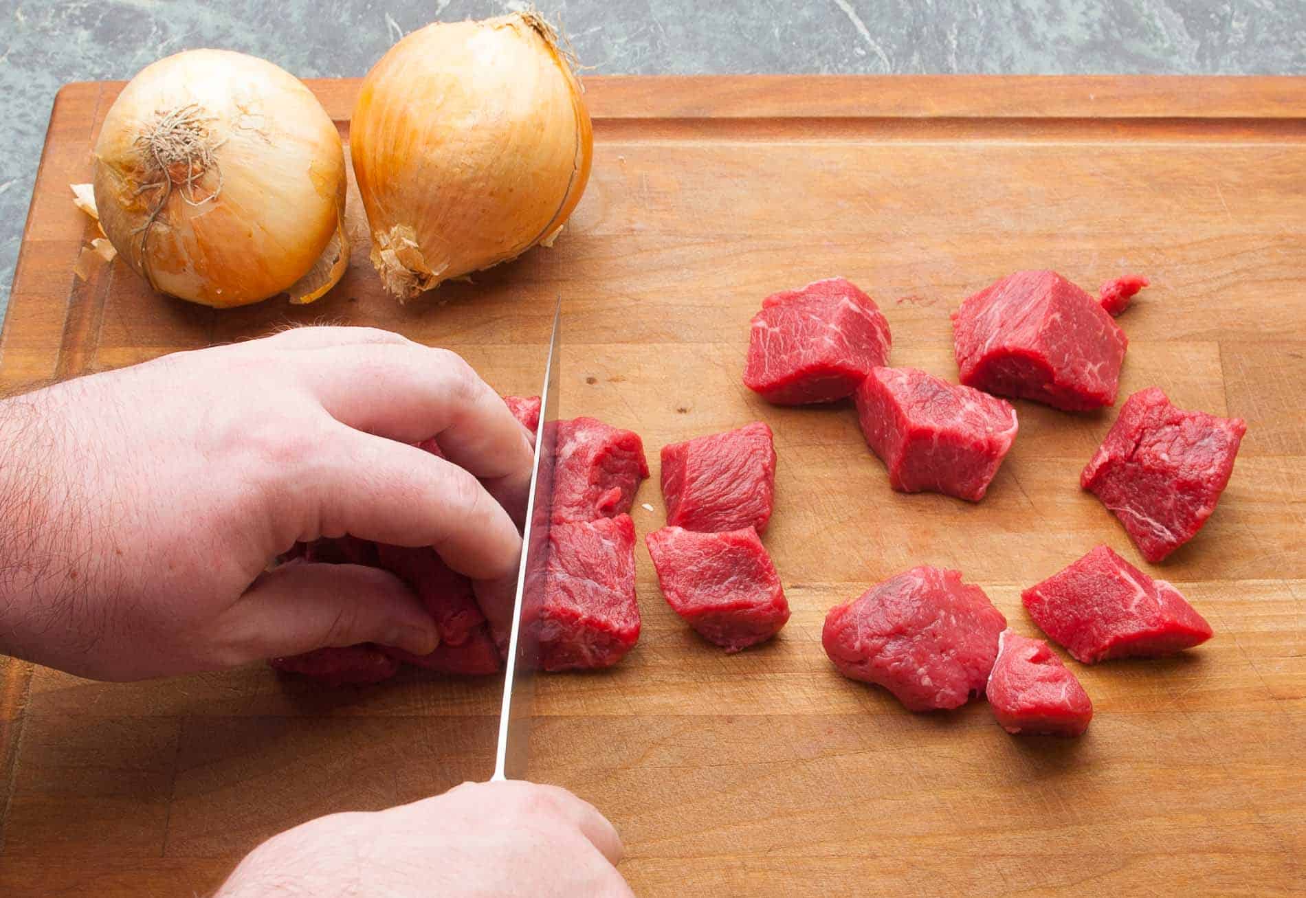 Rindergulasch Fleisch Schneiden und für das Gulasch kochen vorbereiten