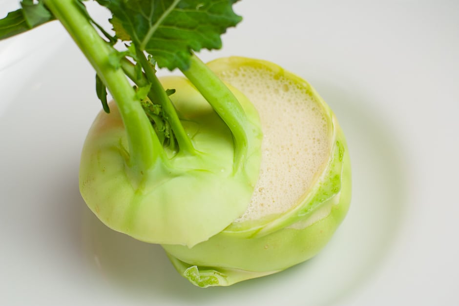 Kohlrabisuppe im Kohlrabi serviert.