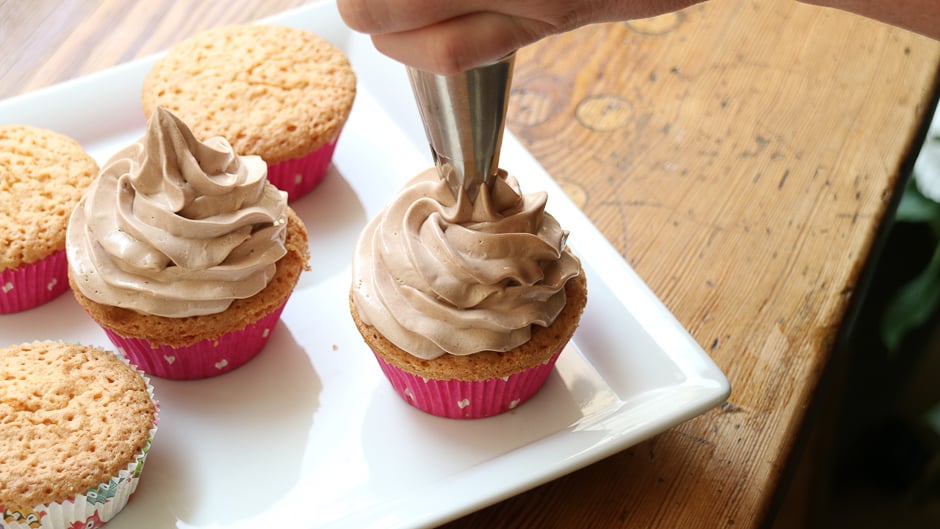 Nutella Topping wird auf Cupcakes aufgetragen