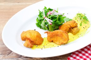 panierte Champignons knusprig gebacken als Vorspeise angerichtet mit Salat.