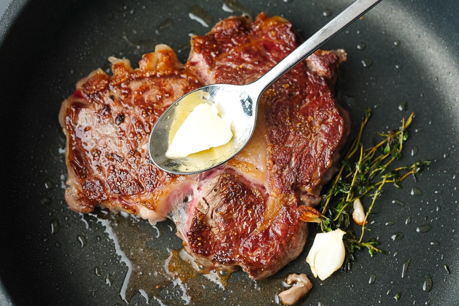 Steak richtig braten leicht gemacht. Zum Schluss kommt noch Butter zum Steak.