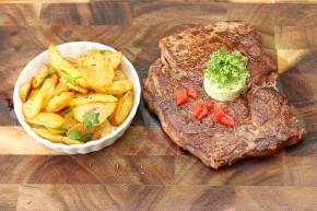 Steak mit Bratkartoffeln prächtigst angerichtetet. © Thomas sixt Foodfotograf.