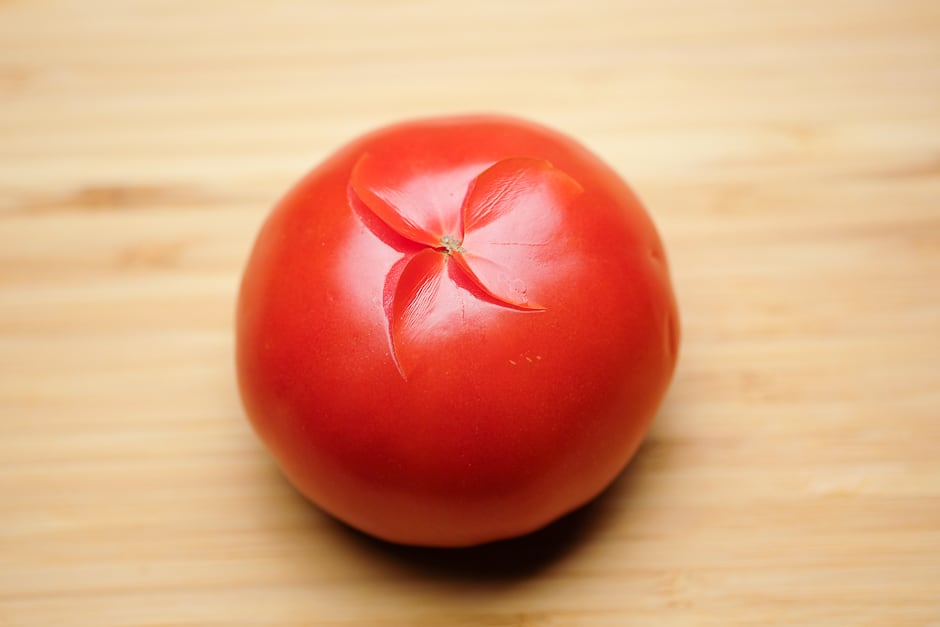 Tomaten eingeritzt zum enthäuten