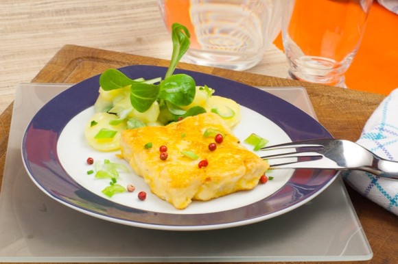 Dorsch im Eimantel angerichtet mit Kartoffelsalat und Feldsalat.