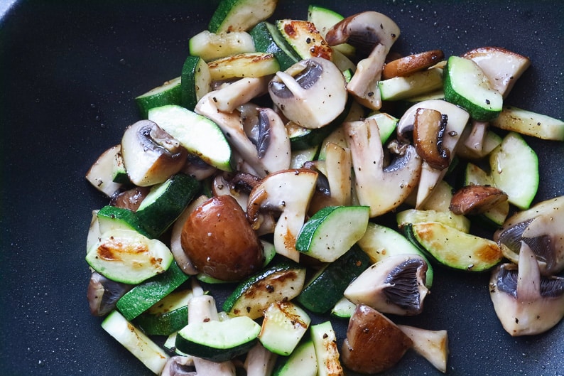 Gemüse für Gemüse-Risotto beim Anbraten in der Pfanne.