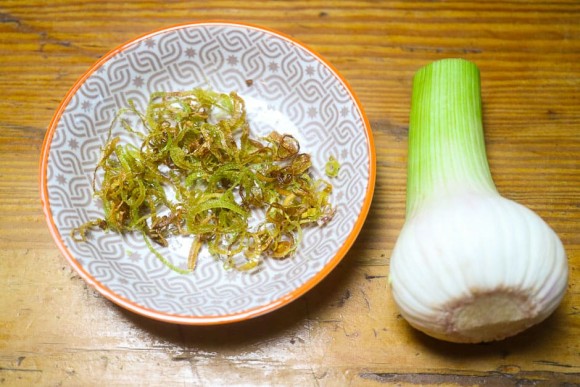 Junger Knoblauch frisch und knusprig frittiert.