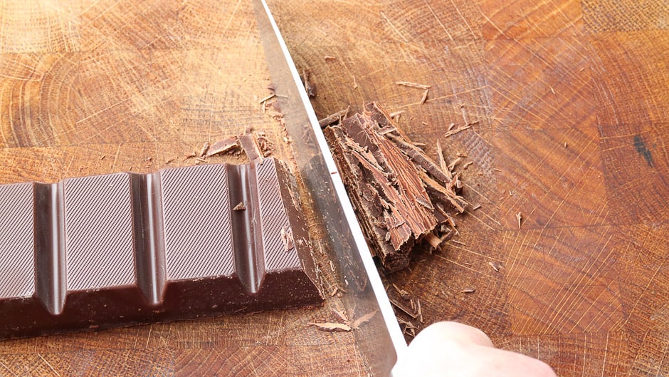 Schokolade vor dem Schmelzen klein schneiden.