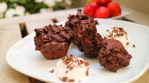 Muffins mit Schokolade und Schlagsahne