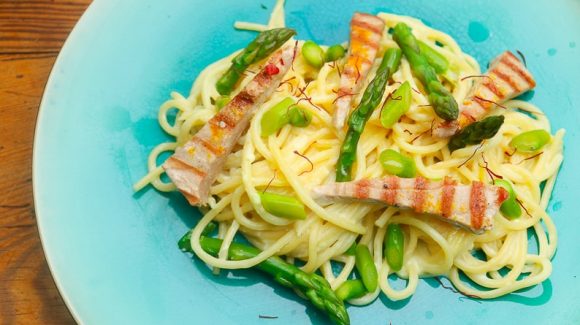 Spaghetti Pasta mit Thunfisch und grüner Spargel dazu Sahnesauce und Safran.