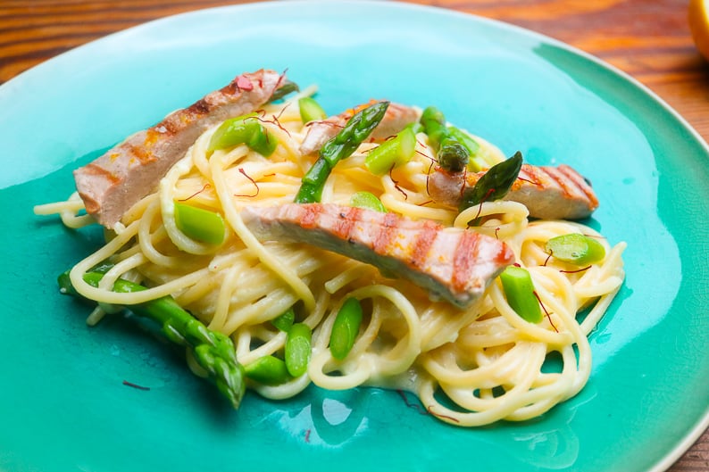 Spaghetti mit Thunfisch und Spargel auf einem wunderbaren Teller.