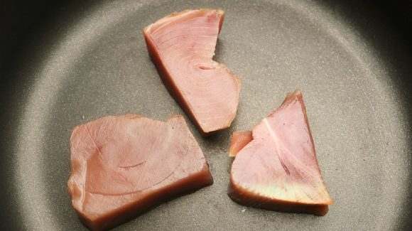 Thunfischfilets als Steak in der Pfanne.
