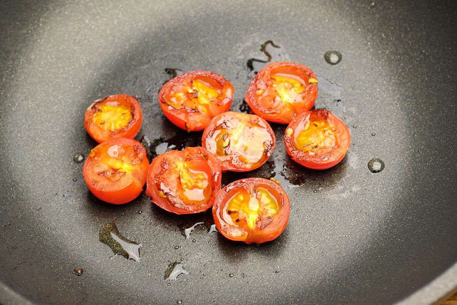 Tomaten karamellisieren.