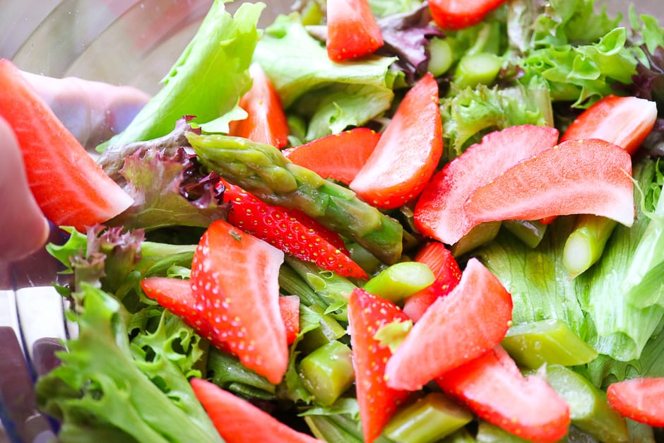 Spargel und Erdbeeren vorbereitet mit Blattsalaten.