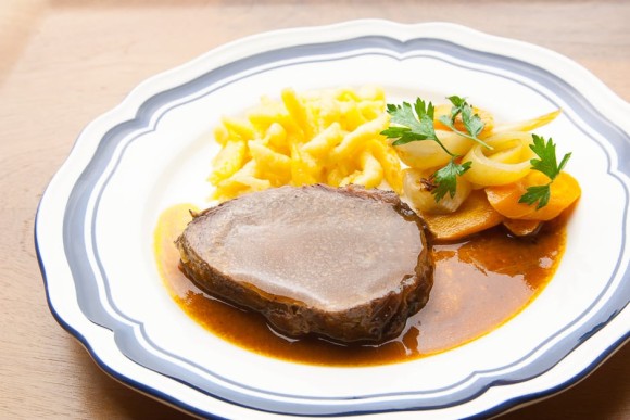 boeuf a la mode angerichtet mit Beilagen und sauce