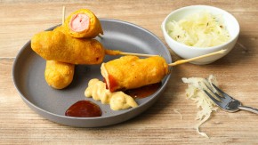 Corn Dogs anrichten und mit kalten dips und Soßen servieren.