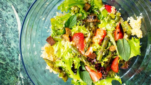 Couscous mit Minze, Spargel und Erdbeeren, erfrischender Salat