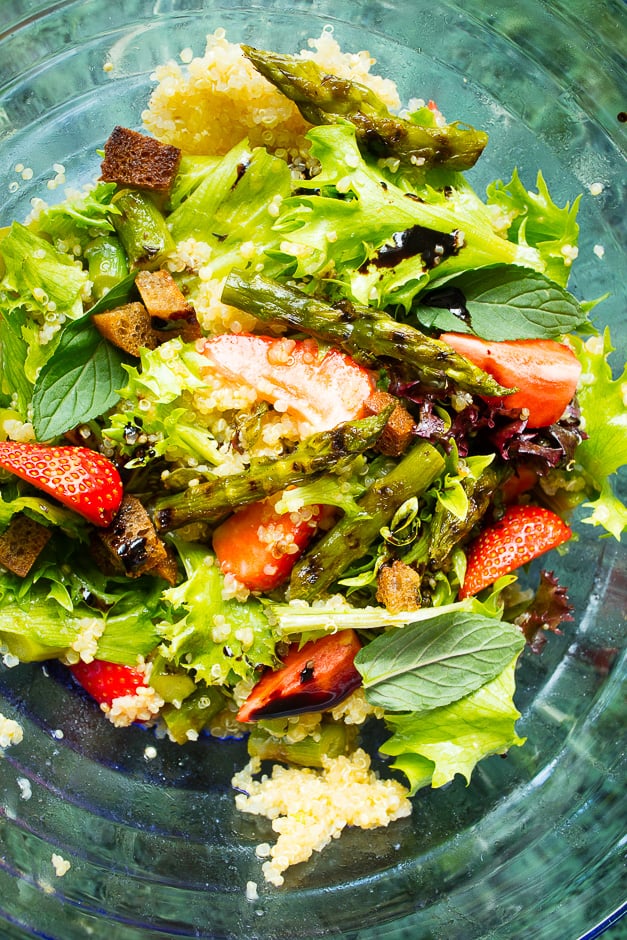 Couscous mit Couscous mit Minze, Spargel und Erdbeeren, erfrischender Salat