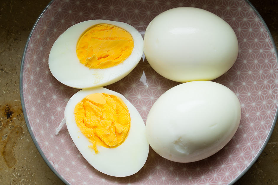Frisch gekochte, harte Eier als Füllung für Falscher Hase vorbereitet.