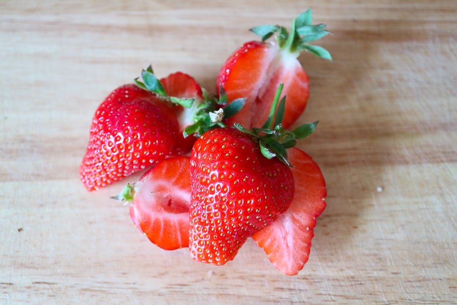 Erdbeeren auf Küchenbrett