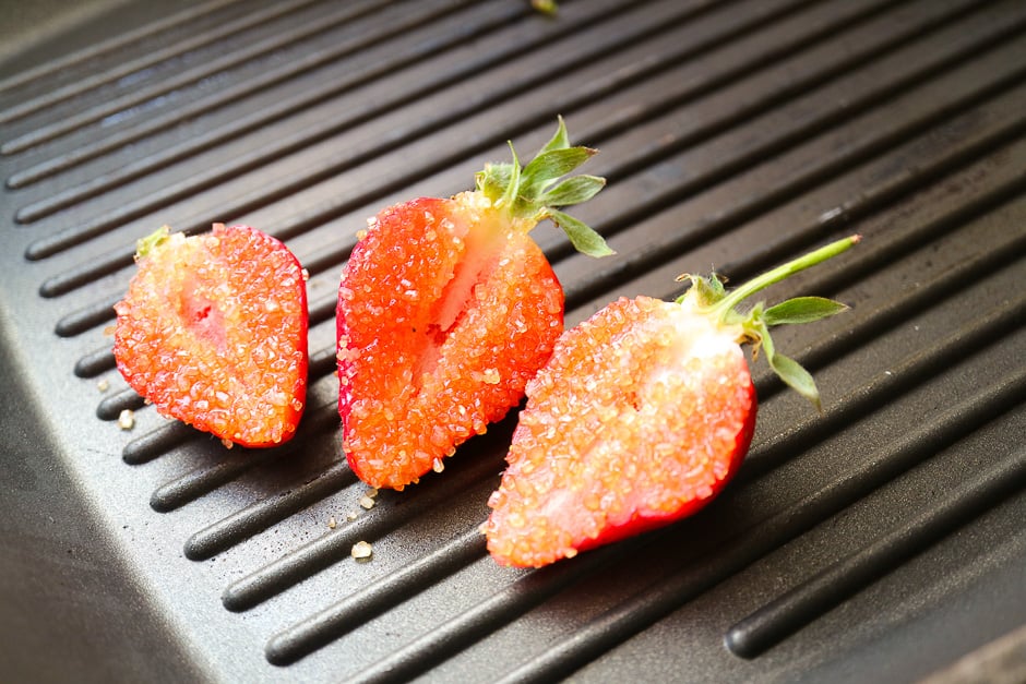 Erdbeeren Schnittfläche mit Zucker bestreuen.