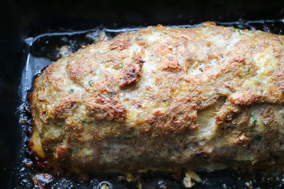 Hackbraten, falscher Hase kommt gebräunt aus dem Backofen.