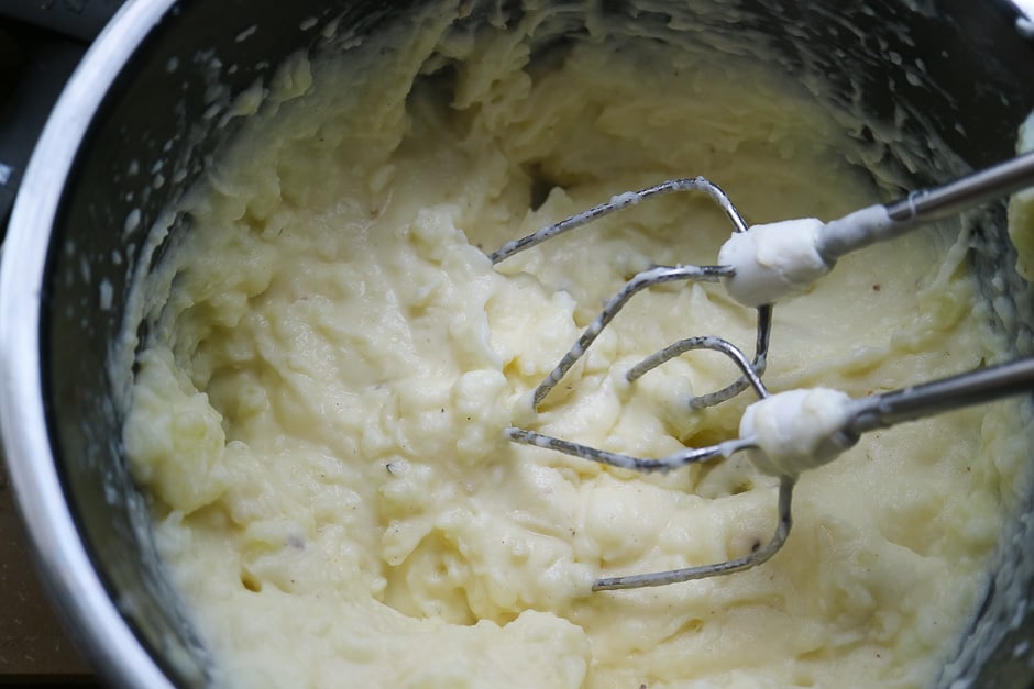 Frische, gekochte Kartoffeln zu Püree verarbeiten.