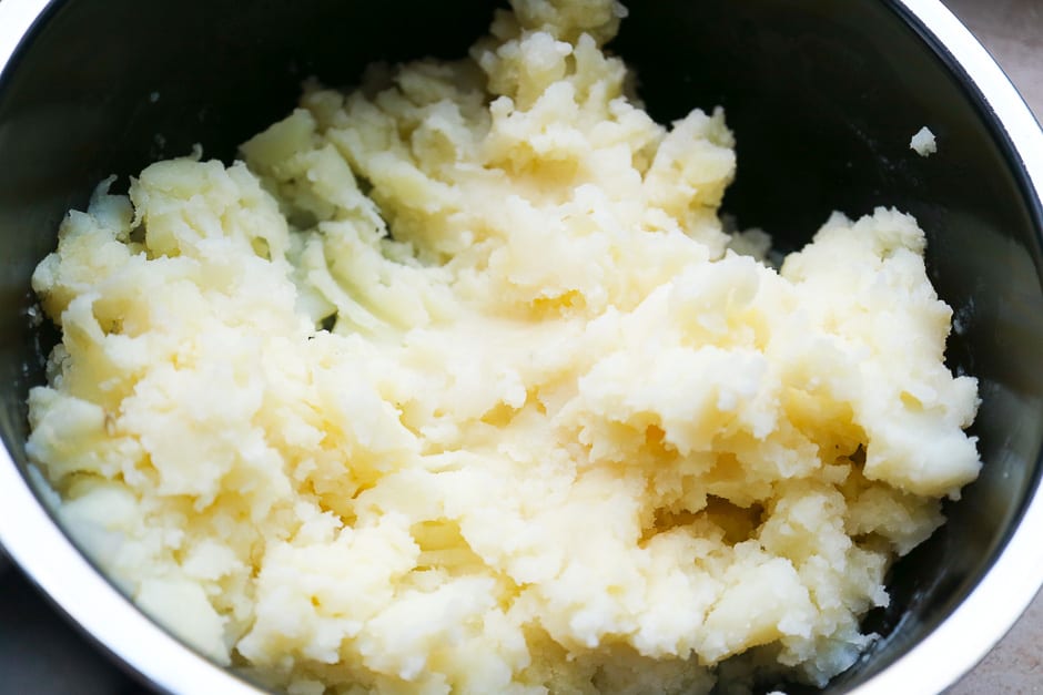 Kartoffeln gekocht und für Püree vorbereitet.