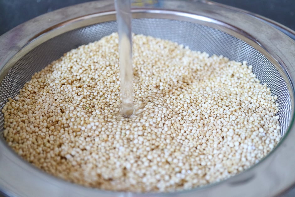 Quinoa auf Sieb abwaschen