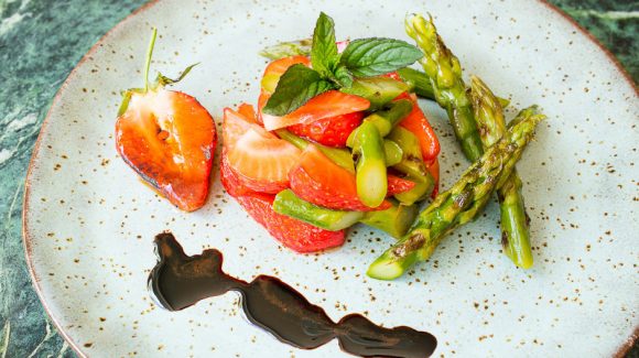 Spargelsalat mit Erdbeeren angerichtet mit Balsamico Glace, das ist eingekochter und stark reduzierter Balsamico.