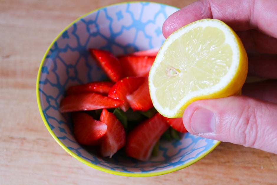 geschnittene Erdbeeren und Spargel mit Zitronensaft marinieren.