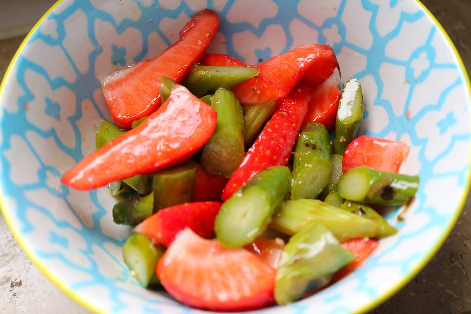 Spargel und Erdbeeren als Salat marinieren und vollenden.
