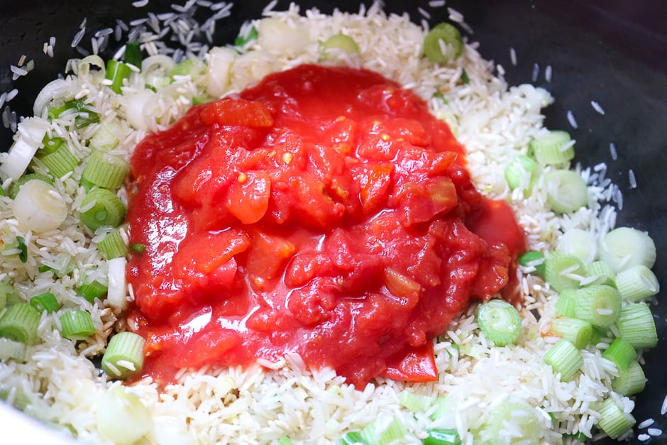 Stückige Tomaten zum Reis geben.