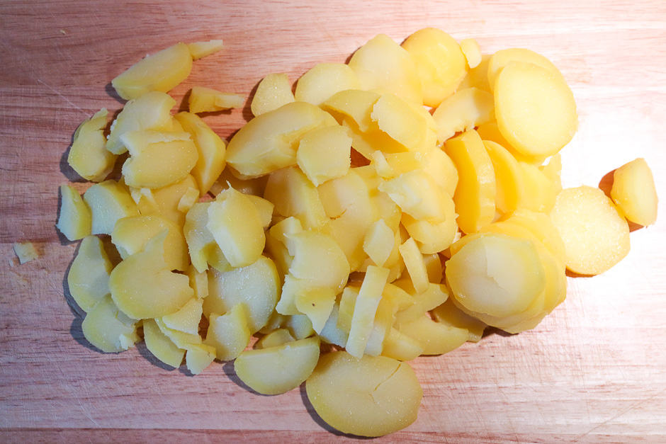 Gekochte Kartoffeln in Scheiben geschnitten.