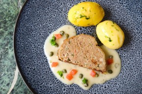 Hackbraten ohne Füllung mit Kapernsoße und Kartoffeln Rezept Bild zum Beitrag.