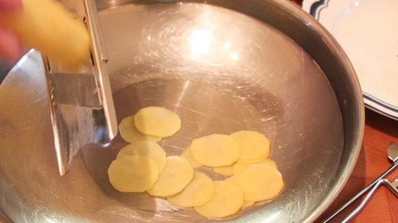 Kartoffeln dünn in Scheiben hobeln