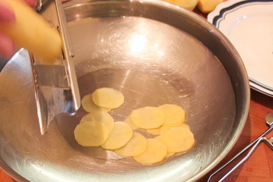 Kartoffeln dünn in Scheiben hobeln