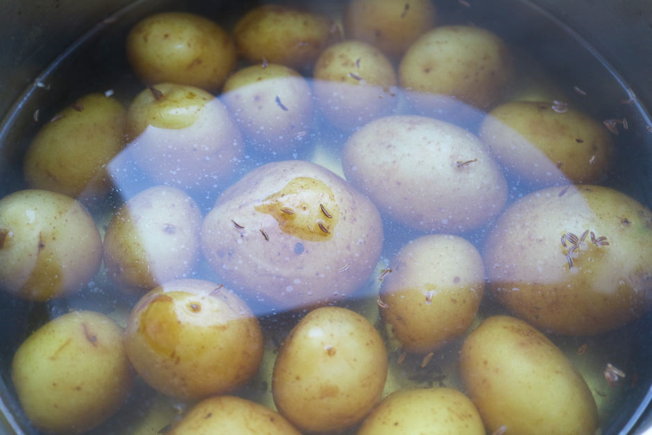 Kartoffeln mit Schale kochen.