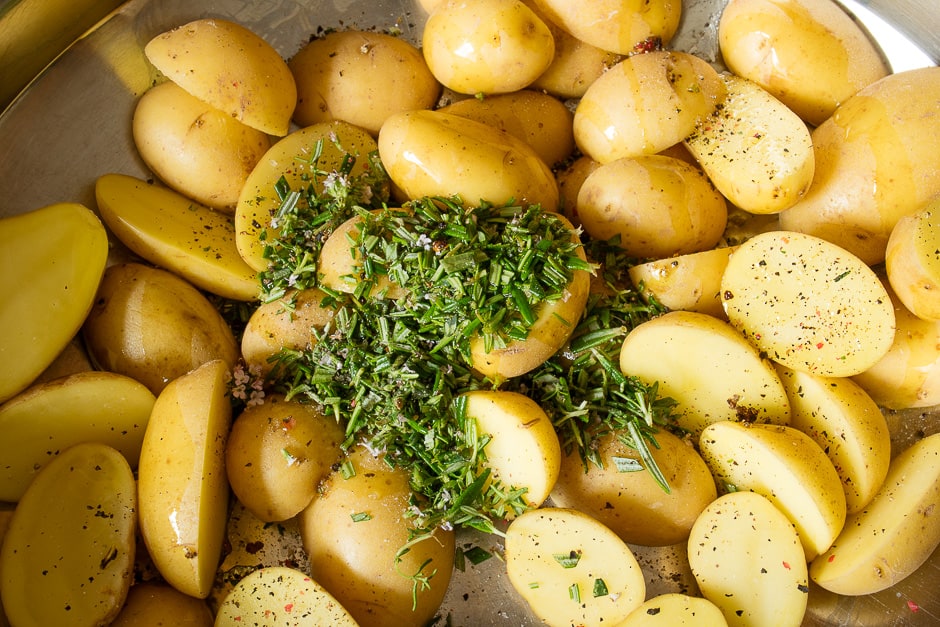 Kräuter und Kartoffeln.